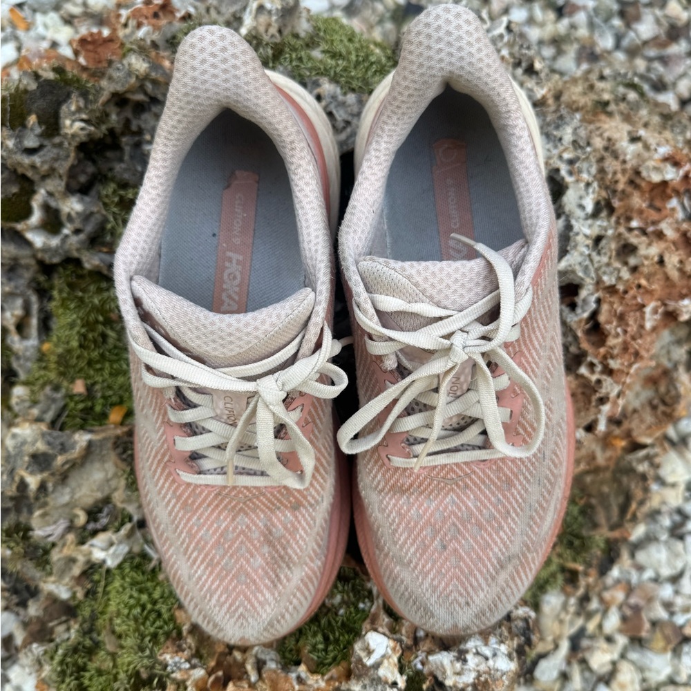 Hoka Women’s Clifton 9 sneakers size 7.5